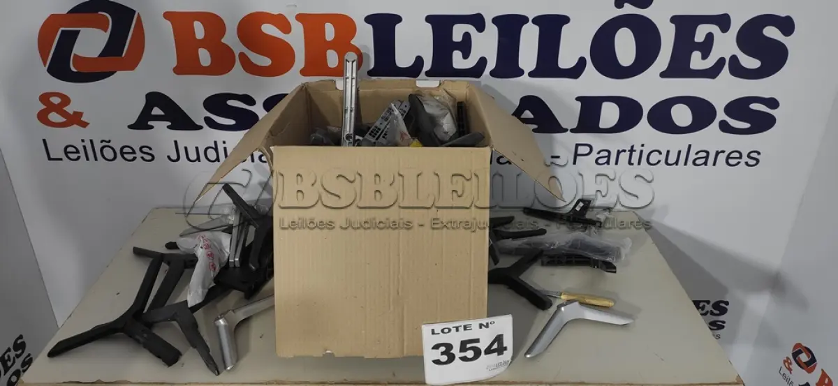 LOTE 354 - 01 LOTE C/ SUPORTES DE TELEVISORES DIVERSOS (NO ESTADO, NÃO SABEMOS SE FUNCIONA. LEILÃO NÃO TEM GARANTIA E NEM DEVOLUÇÃO, SUJEITO A POSSÍVEIS AVARIAS VISÍVEIS/OCULTAS E/OU AUSÊNCIA DE COMPONENTES)