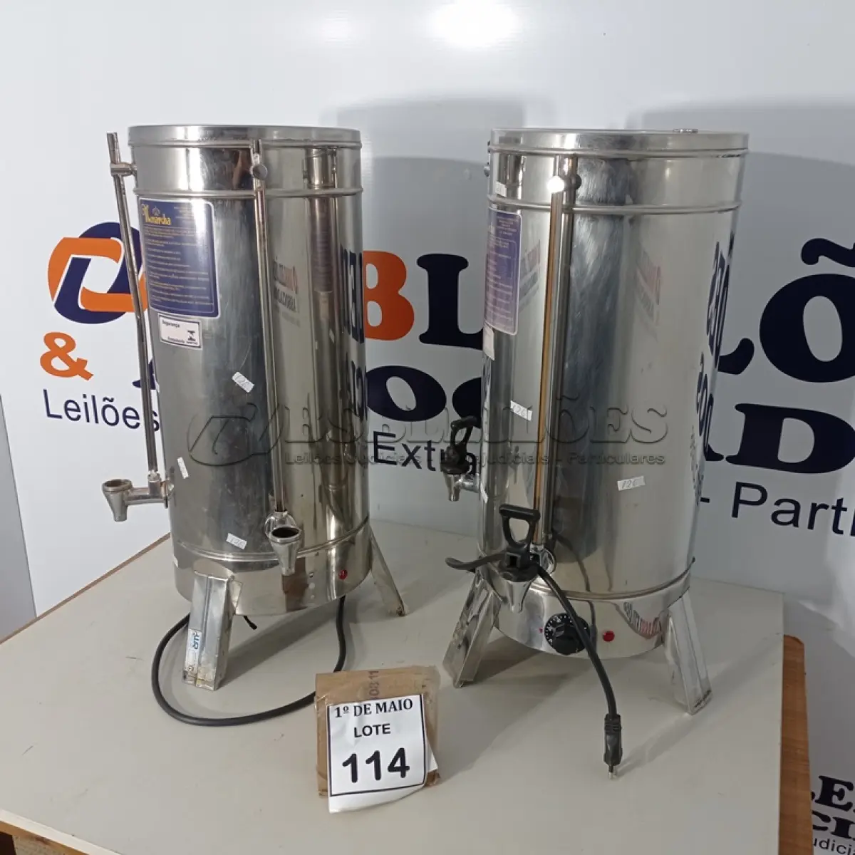 LOTE 114 - 02 CAFETEIRAS ELÉTRICAS. (NO ESTADO) ATENÇÃO! FAZER A VISITAÇÃO ANTES DE ARREMATAR, NÃO SABEMOS SE FUNCIONA. LEILÃO NÃO TEM GARANTIA E NEM DEVOLUÇÃO, SUJEITO A POSSÍVEIS AVARIAS VISÍVEIS/OCULTAS E/OU AUSÊNCIA DE COMPONENTES.
