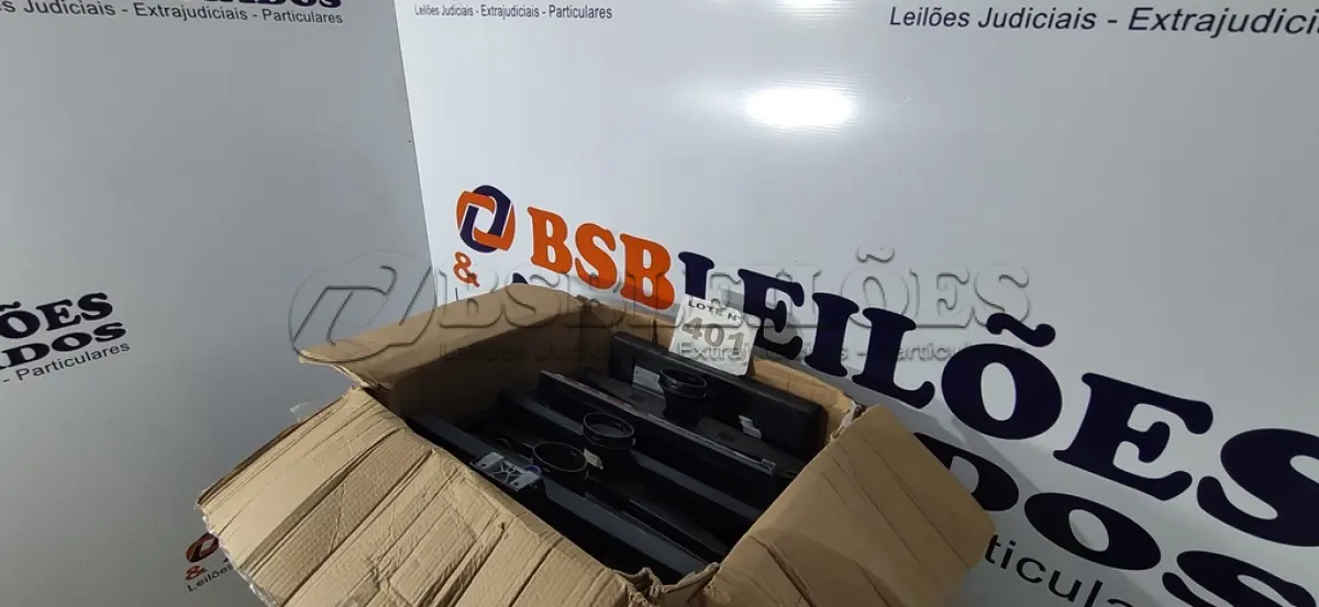 LOTE 401 - 09 – MONITORES DIVERSOS (NO ESTADO, NÃO SABEMOS SE FUNCIONA. LEILÃO NÃO TEM GARANTIA E NEM DEVOLUÇÃO, SUJEITO A POSSÍVEIS AVARIAS VISÍVEIS/OCULTAS E/OU AUSÊNCIA DE COMPONENTES)