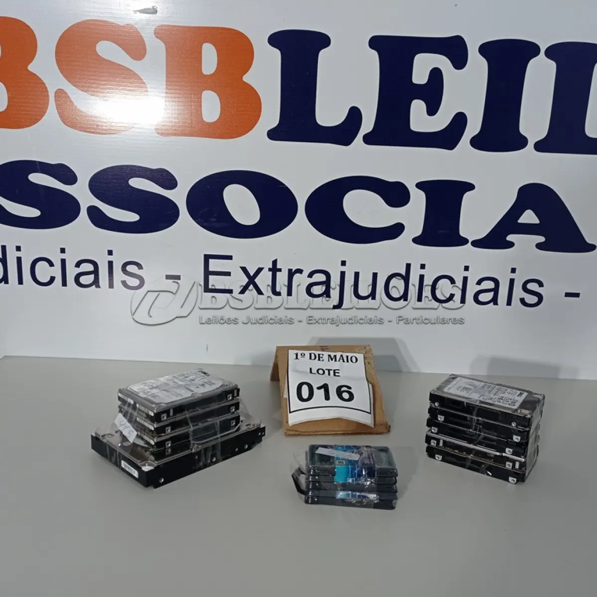 LOTE 016 - 05 MEMORIAS PARA NOTEBOOKS E 09 HDS PARA SERVIDOR. (NO ESTADO) ATENÇÃO! FAZER A VISITAÇÃO ANTES DE ARREMATAR, NÃO SABEMOS SE FUNCIONA. LEILÃO NÃO TEM GARANTIA E NEM DEVOLUÇÃO, SUJEITO A POSSÍVEIS AVARIAS VISÍVEIS/OCULTAS E/OU AUSÊNCIA DE COMPONENTES.