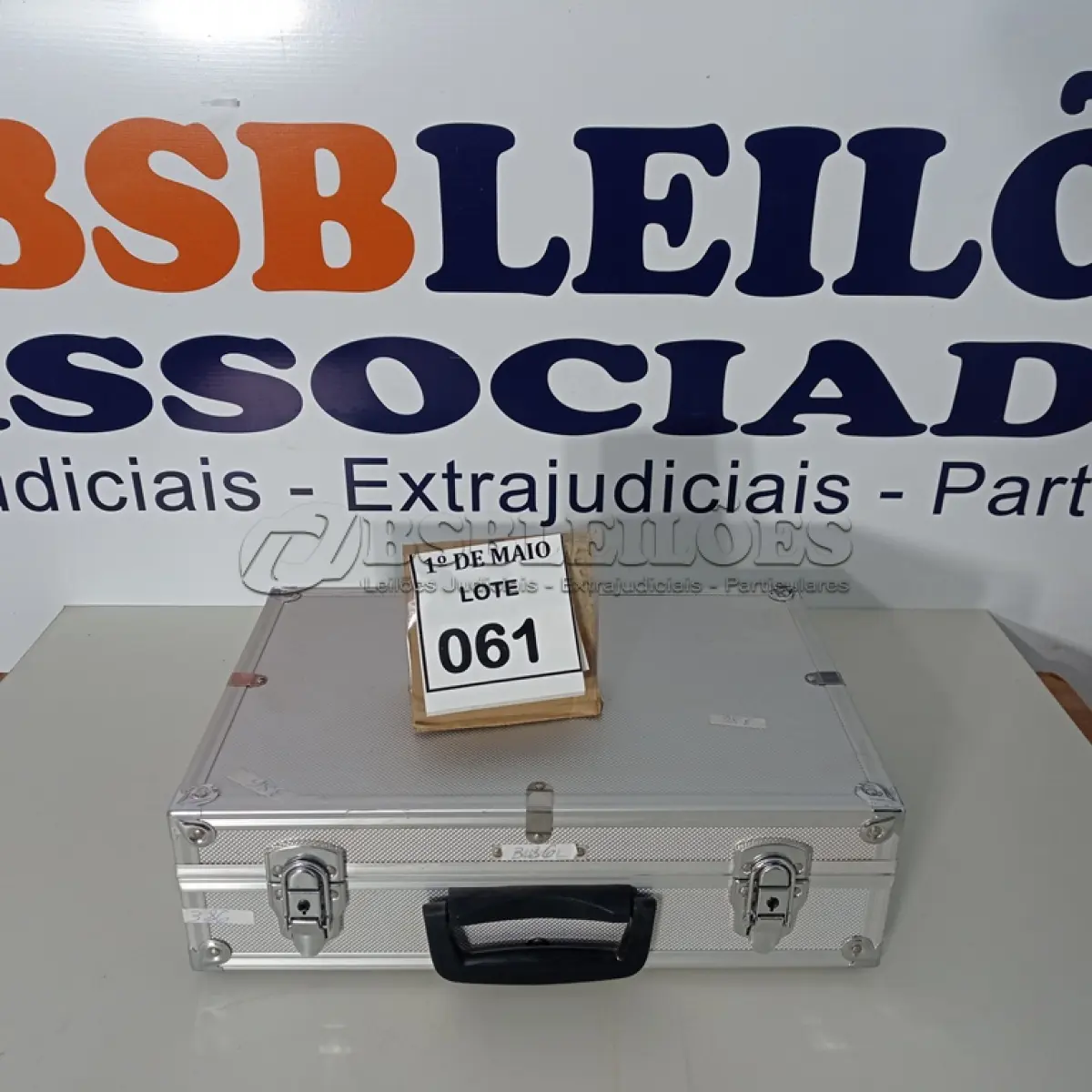 LOTE 061 - 01 SCANNER MERCEDES STAR C3 DIAGNOSTICO. (NO ESTADO) ATENÇÃO! FAZER A VISITAÇÃO ANTES DE ARREMATAR, NÃO SABEMOS SE FUNCIONA. LEILÃO NÃO TEM GARANTIA E NEM DEVOLUÇÃO, SUJEITO A POSSÍVEIS AVARIAS VISÍVEIS/OCULTAS E/OU AUSÊNCIA DE COMPONENTES.