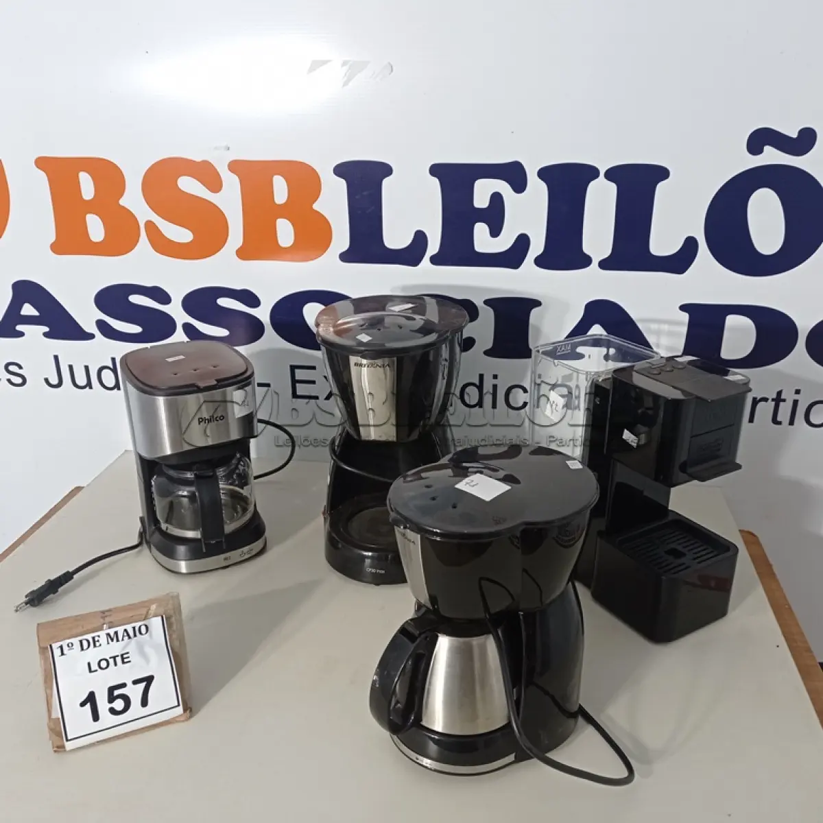 LOTE 157 - 04 CAFETEIRAS MARCAS E MODELOS DIVERSOS. (NO ESTADO) ATENÇÃO! FAZER A VISITAÇÃO ANTES DE ARREMATAR, NÃO SABEMOS SE FUNCIONA. LEILÃO NÃO TEM GARANTIA E NEM DEVOLUÇÃO, SUJEITO A POSSÍVEIS AVARIAS VISÍVEIS/OCULTAS E/OU AUSÊNCIA DE COMPONENTES.