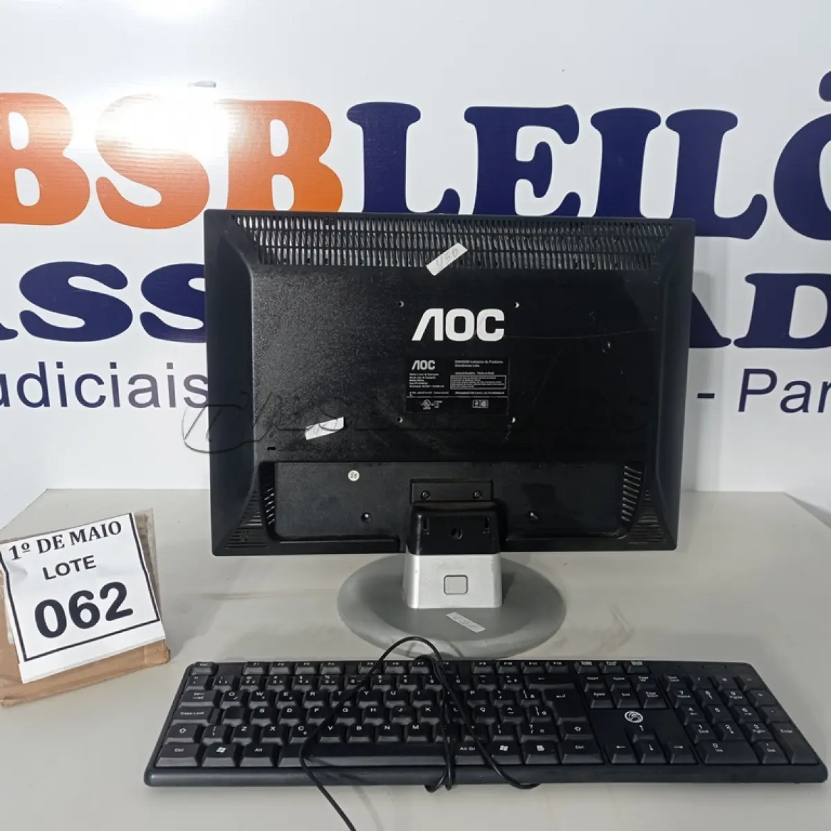 LOTE 062 - 01 MONITOR AOC. (NO ESTADO) ATENÇÃO! FAZER A VISITAÇÃO ANTES DE ARREMATAR, NÃO SABEMOS SE FUNCIONA. LEILÃO NÃO TEM GARANTIA E NEM DEVOLUÇÃO, SUJEITO A POSSÍVEIS AVARIAS VISÍVEIS/OCULTAS E/OU AUSÊNCIA DE COMPONENTES.