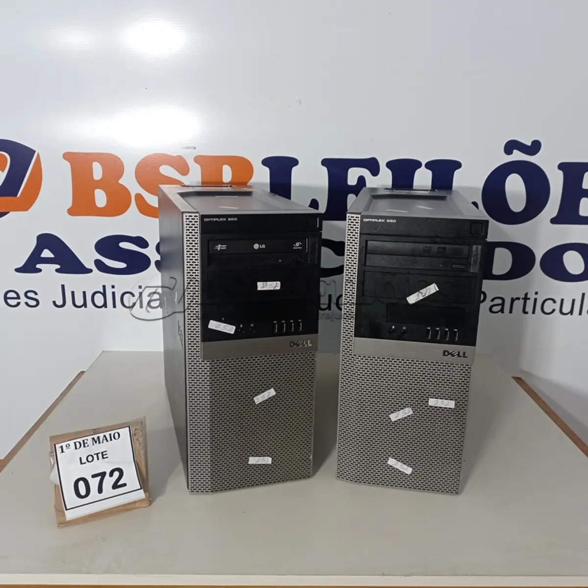 LOTE 072 - 02 SERVIDORES MARCA DELL. (NO ESTADO) ATENÇÃO! FAZER A VISITAÇÃO ANTES DE ARREMATAR, NÃO SABEMOS SE FUNCIONA. LEILÃO NÃO TEM GARANTIA E NEM DEVOLUÇÃO, SUJEITO A POSSÍVEIS AVARIAS VISÍVEIS/OCULTAS E/OU AUSÊNCIA DE COMPONENTES.