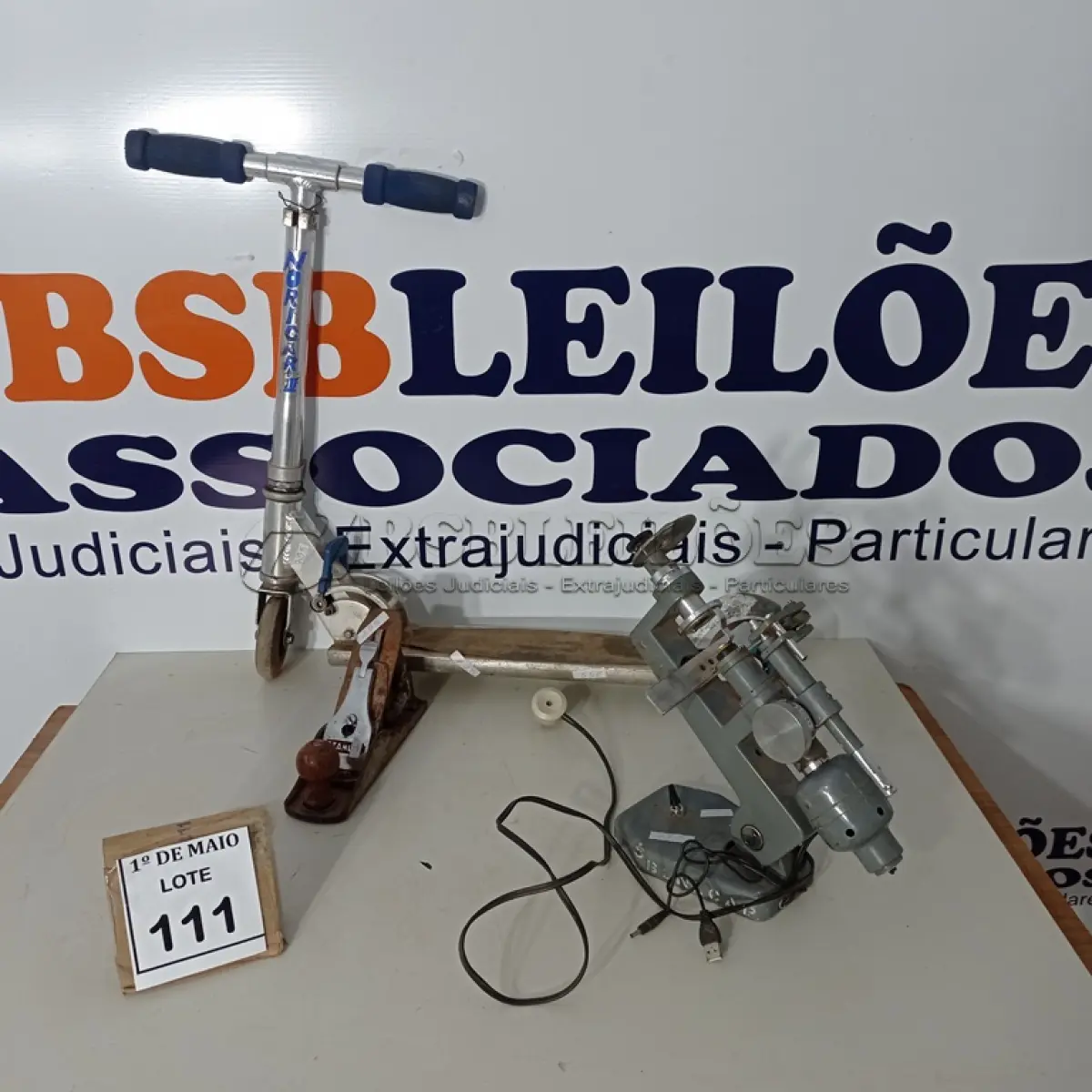 LOTE 111 - 01 PATINETE INFANTIL, 01 PLAINA MANUAL PARA MADEIRA E 01 APARELHO MICROSCÓPICO.  (NO ESTADO) ATENÇÃO! FAZER A VISITAÇÃO ANTES DE ARREMATAR, NÃO SABEMOS SE FUNCIONA. LEILÃO NÃO TEM GARANTIA E NEM DEVOLUÇÃO, SUJEITO A POSSÍVEIS AVARIAS VISÍVEIS/OCULTAS E/OU AUSÊNCIA DE COMPONENTES.