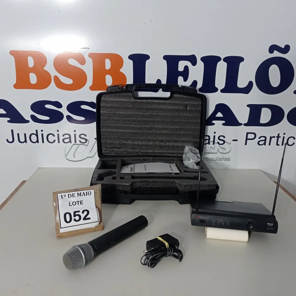 LOTE 052 - 01 MICROFONE COM RECEPTOR E CASE. (NO ESTADO) ATENÇÃO! FAZER A VISITAÇÃO ANTES DE ARREMATAR, NÃO SABEMOS SE FUNCIONA. LEILÃO NÃO TEM GARANTIA E NEM DEVOLUÇÃO, SUJEITO A POSSÍVEIS AVARIAS VISÍVEIS/OCULTAS E/OU AUSÊNCIA DE COMPONENTES.