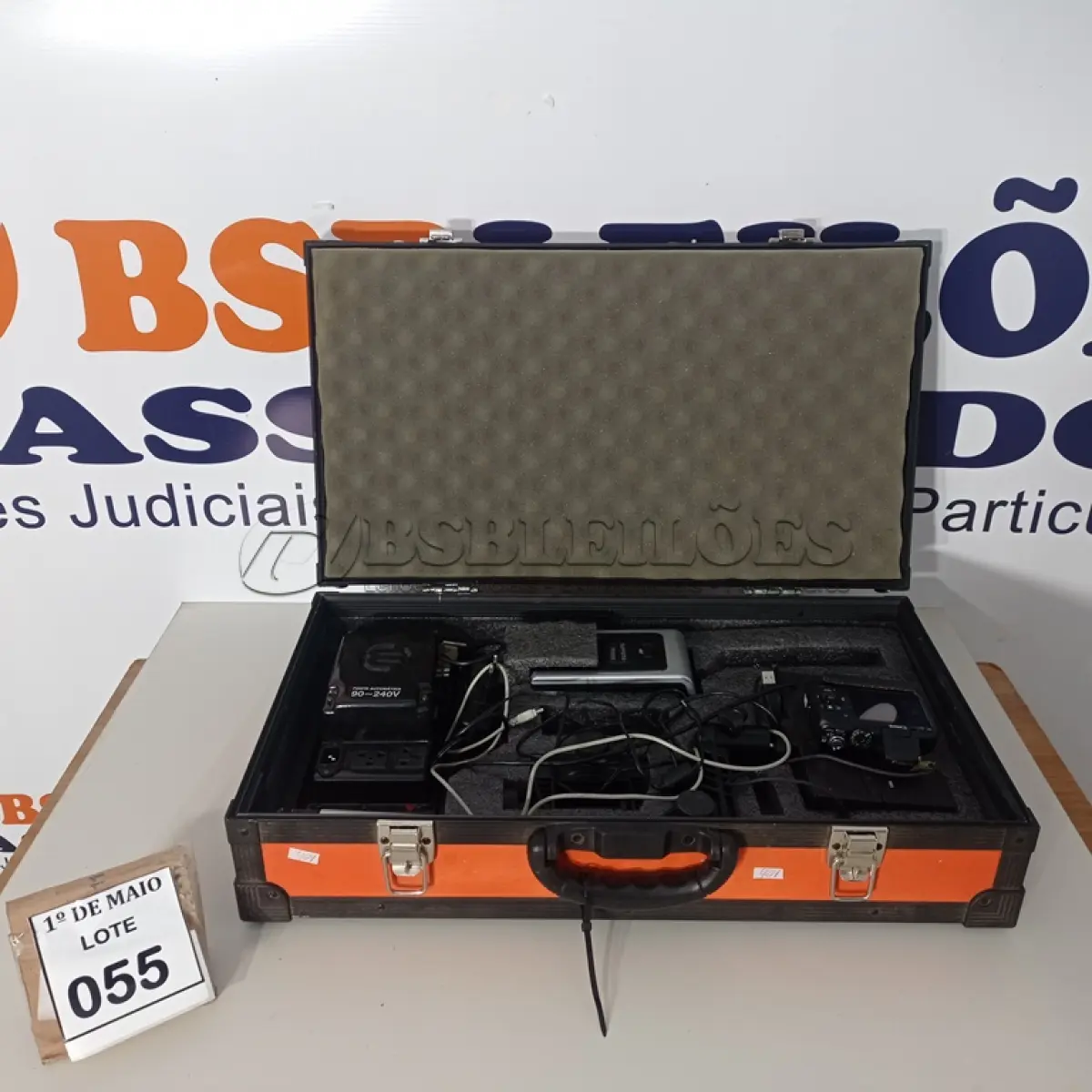 LOTE 055 - 01 CASE COM APARELHOS PARA FOTOGRAFIA. (NO ESTADO) ATENÇÃO! FAZER A VISITAÇÃO ANTES DE ARREMATAR, NÃO SABEMOS SE FUNCIONA. LEILÃO NÃO TEM GARANTIA E NEM DEVOLUÇÃO, SUJEITO A POSSÍVEIS AVARIAS VISÍVEIS/OCULTAS E/OU AUSÊNCIA DE COMPONENTES.
