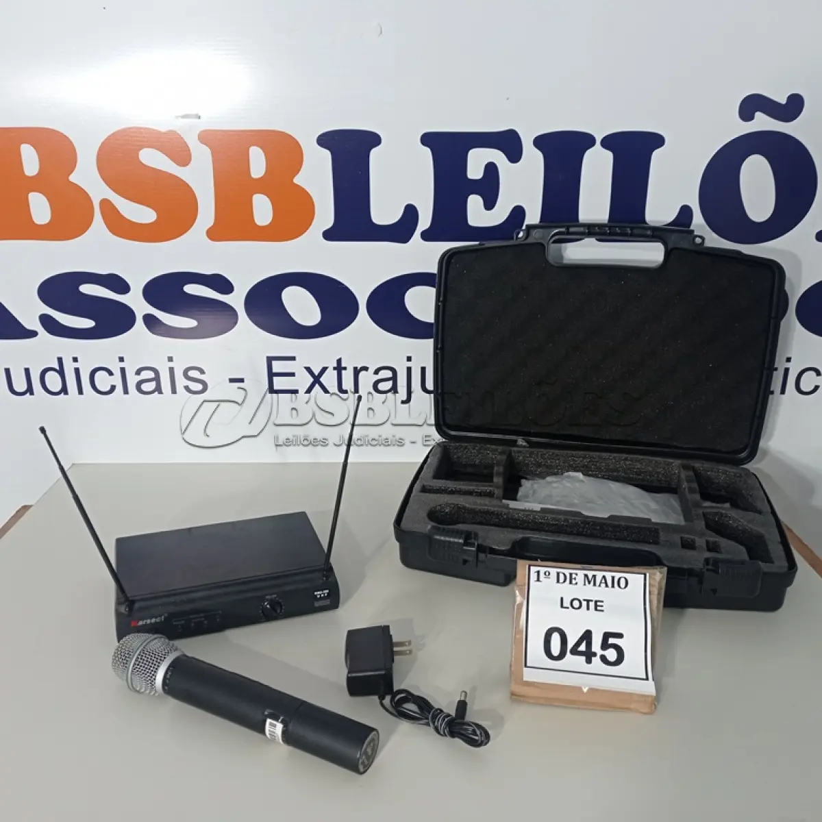 LOTE 045 - 01 MICROFONE COM RECEPTOR E CASE. (NO ESTADO) ATENÇÃO! FAZER A VISITAÇÃO ANTES DE ARREMATAR, NÃO SABEMOS SE FUNCIONA. LEILÃO NÃO TEM GARANTIA E NEM DEVOLUÇÃO, SUJEITO A POSSÍVEIS AVARIAS VISÍVEIS/OCULTAS E/OU AUSÊNCIA DE COMPONENTES.