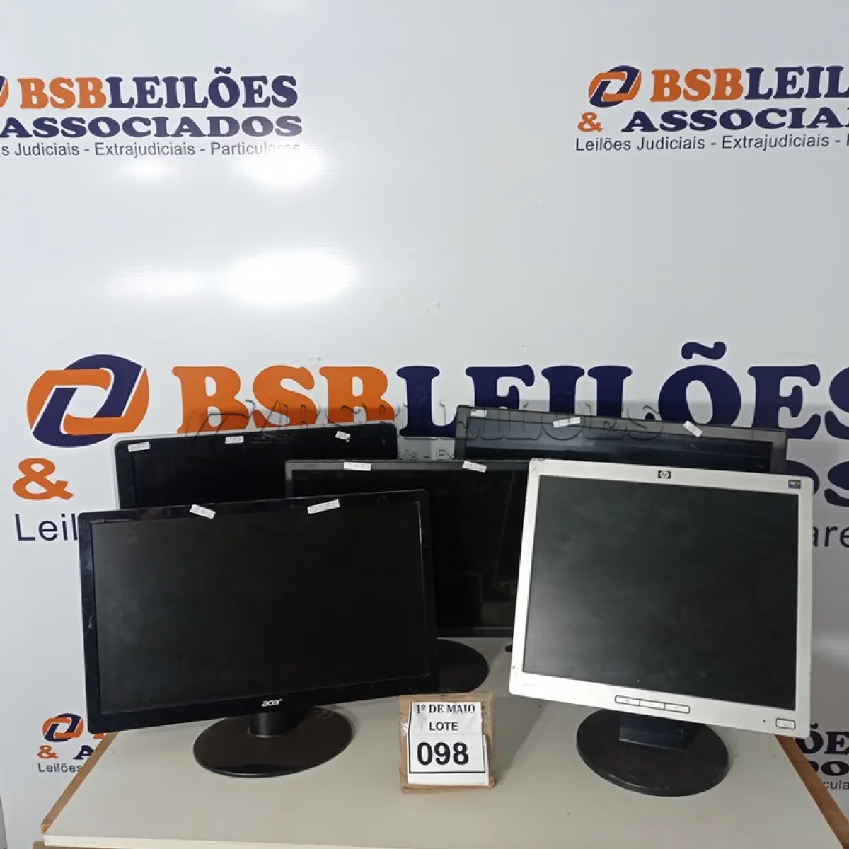 LOTE 098 - 04 MONITORES MARCAS E MODELOS DIVERSOS E 01 ALL IN ONE AOC. (NO ESTADO) ATENÇÃO! FAZER A VISITAÇÃO ANTES DE ARREMATAR, NÃO SABEMOS SE FUNCIONA. LEILÃO NÃO TEM GARANTIA E NEM DEVOLUÇÃO, SUJEITO A POSSÍVEIS AVARIAS VISÍVEIS/OCULTAS E/OU AUSÊNCIA DE COMPONENTES.