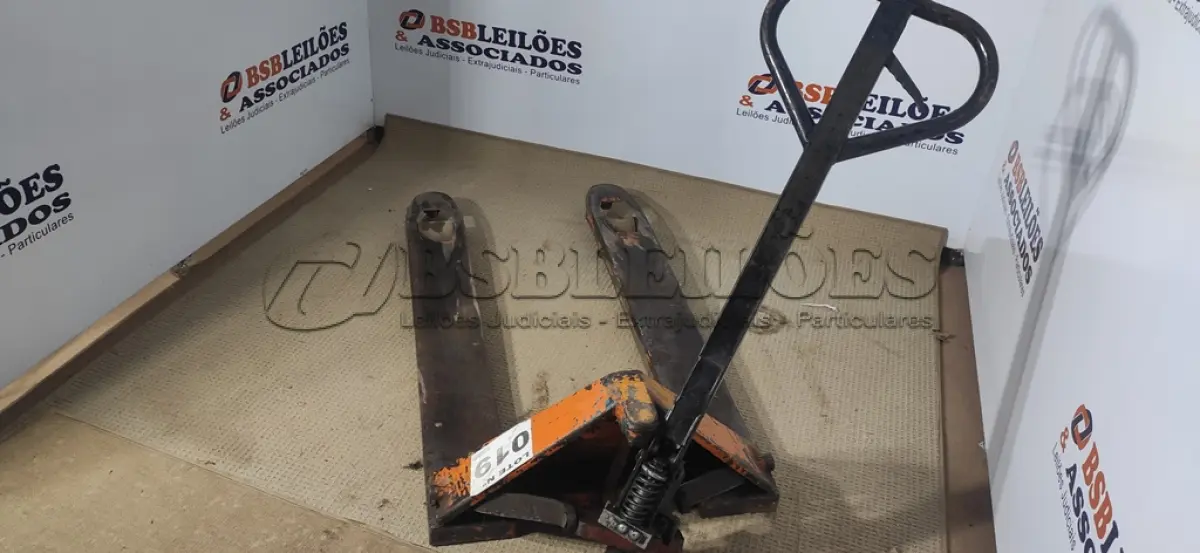 LOTE 019 - 01 - PALETEIRA HIDRÁULICA MANUAL (NO ESTADO, NÃO SABEMOS SE FUNCIONA. LEILÃO NÃO TEM GARANTIA E NEM DEVOLUÇÃO, SUJEITO A POSSÍVEIS AVARIAS VISÍVEIS/OCULTAS E/OU AUSÊNCIA DE COMPONENTES)