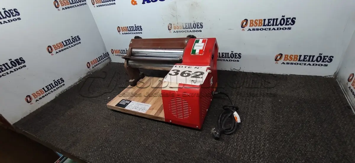 LOTE 362 - 01 - LAMINADOR DE MASSAS 220V (NO ESTADO, NÃO SABEMOS SE FUNCIONA. LEILÃO NÃO TEM GARANTIA E NEM DEVOLUÇÃO, SUJEITO A POSSÍVEIS AVARIAS VISÍVEIS/OCULTAS E/OU AUSÊNCIA DE COMPONENTES)