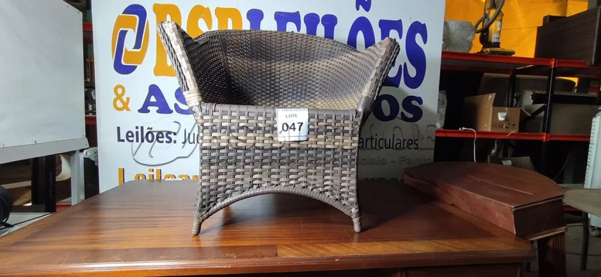 LOTE 047 - 01 CADEIRA JARDIM.  (NO ESTADO EM QUE SE ENCONTRA. SUJEITO A AVARIAS OCULTAS/VISÍVEIS.) AV9396X