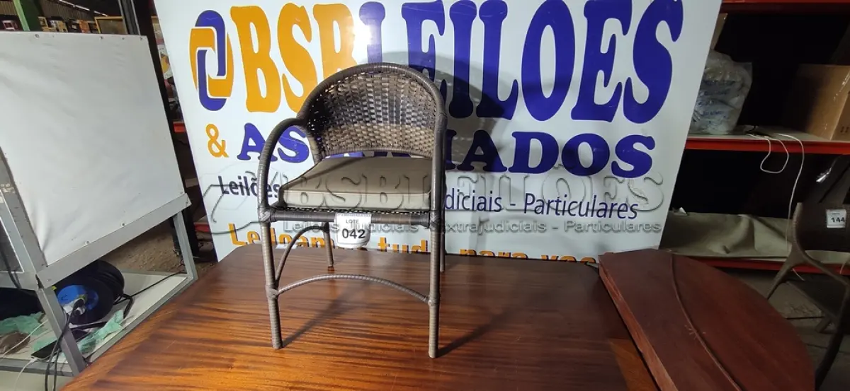 LOTE 042 - 01 CADEIRA JARDIM. (NO ESTADO EM QUE SE ENCONTRA. SUJEITO A AVARIAS OCULTAS/VISÍVEIS.) AV9405E