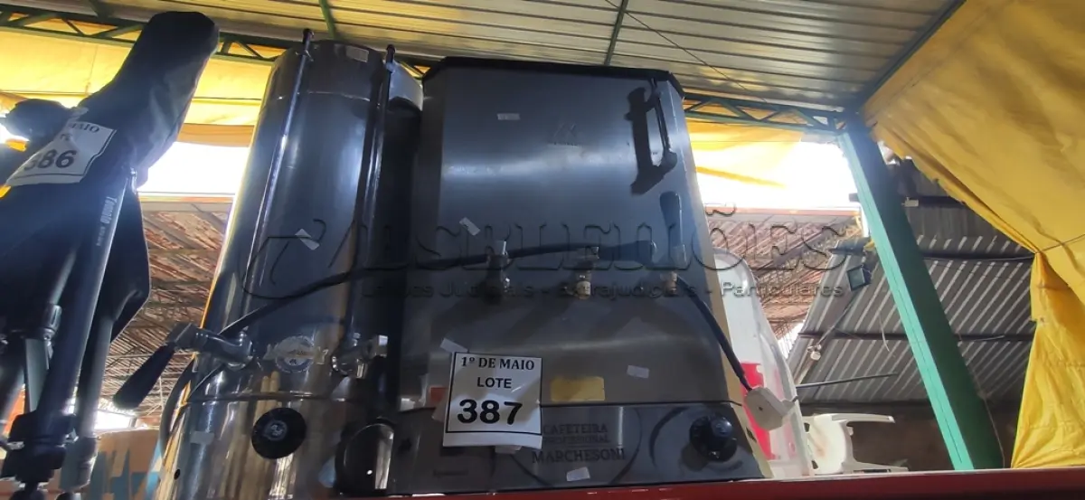 LOTE 387 - 02 CAFETEIRAS ELÉTRICAS EM INOX. (NO ESTADO) ATENÇÃO! FAZER A VISITAÇÃO ANTES DE ARREMATAR, NÃO SABEMOS SE FUNCIONA. LEILÃO NÃO TEM GARANTIA E NEM DEVOLUÇÃO, SUJEITO A POSSÍVEIS AVARIAS VISÍVEIS/OCULTAS E/OU AUSÊNCIA DE COMPONENTES.