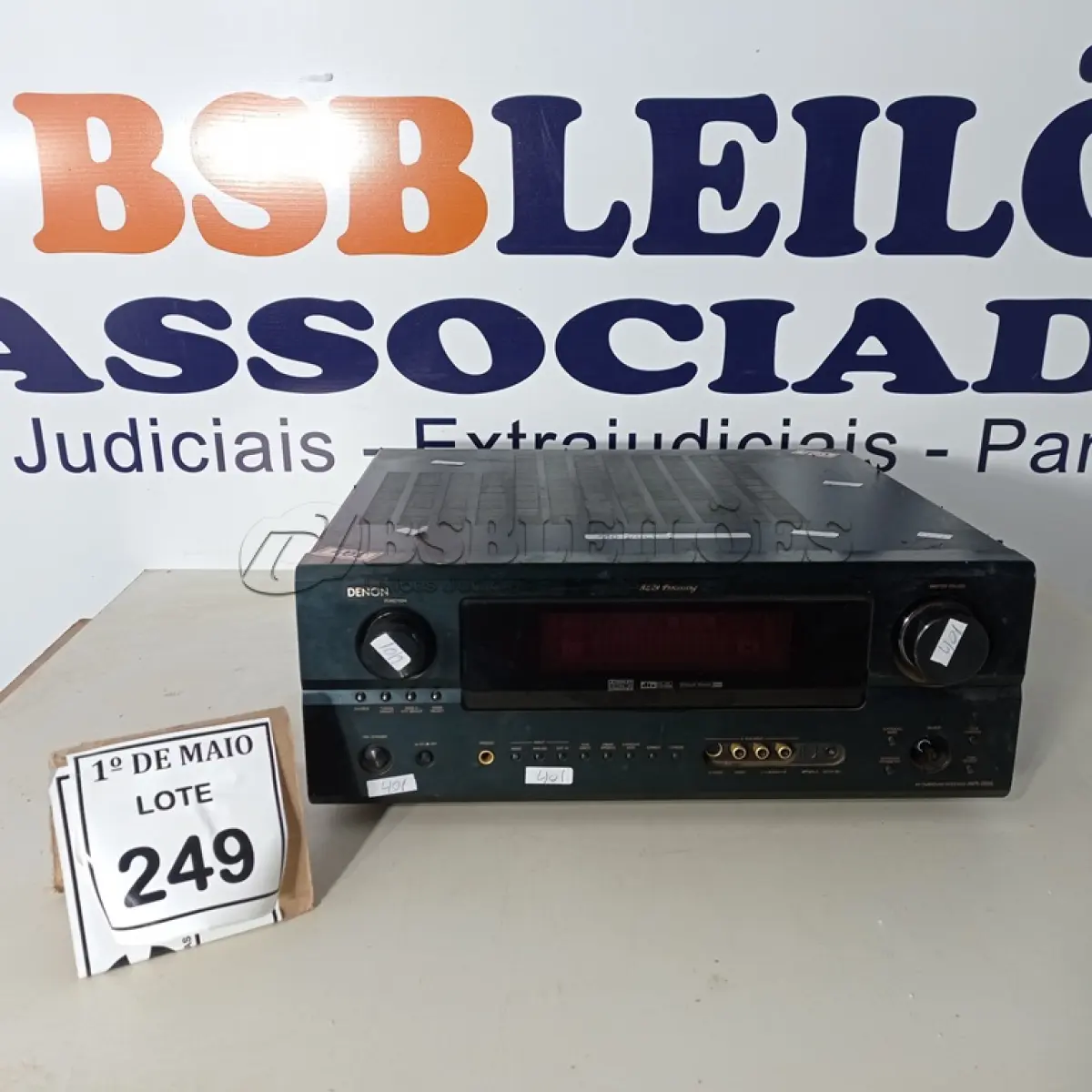 LOTE 249 - 01 RECEIVER AVR-2805 MARCA DENON 110V.  (NO ESTADO) ATENÇÃO! FAZER A VISITAÇÃO ANTES DE ARREMATAR, NÃO SABEMOS SE FUNCIONA. LEILÃO NÃO TEM GARANTIA E NEM DEVOLUÇÃO, SUJEITO A POSSÍVEIS AVARIAS VISÍVEIS/OCULTAS E/OU AUSÊNCIA DE COMPONENTES.