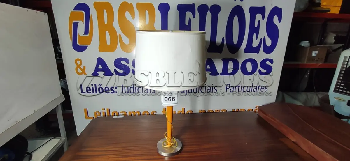 LOTE 066 - 01 ABAJUR (LAMP). (NO ESTADO EM QUE SE ENCONTRA. SUJEITO A AVARIAS OCULTAS/VISÍVEIS.) AU2249Y