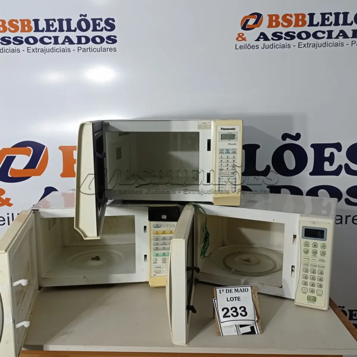 LOTE 233 - 03 MICRO-ONDAS SENDO 01 COM PRATO. (NO ESTADO) ATENÇÃO! FAZER A VISITAÇÃO ANTES DE ARREMATAR, NÃO SABEMOS SE FUNCIONA. LEILÃO NÃO TEM GARANTIA E NEM DEVOLUÇÃO, SUJEITO A POSSÍVEIS AVARIAS VISÍVEIS/OCULTAS E/OU AUSÊNCIA DE COMPONENTES.