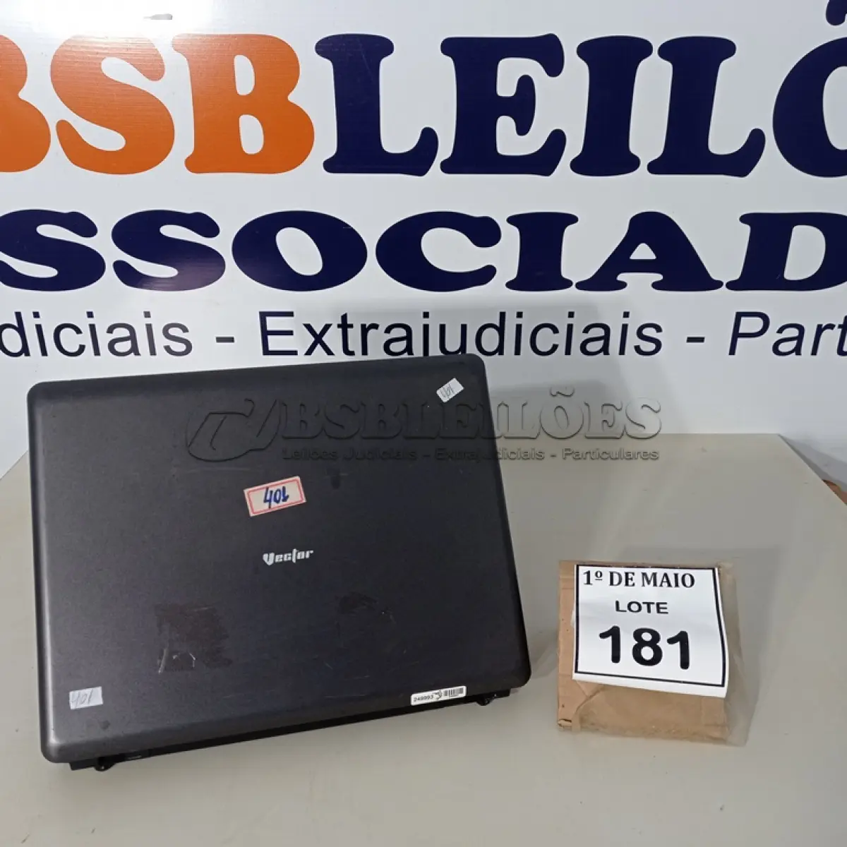LOTE 181 - 01 NOTEBOOK SEM FONTE MARCA VECTOR.  (NO ESTADO) ATENÇÃO! FAZER A VISITAÇÃO ANTES DE ARREMATAR, NÃO SABEMOS SE FUNCIONA. LEILÃO NÃO TEM GARANTIA E NEM DEVOLUÇÃO, SUJEITO A POSSÍVEIS AVARIAS VISÍVEIS/OCULTAS E/OU AUSÊNCIA DE COMPONENTES.