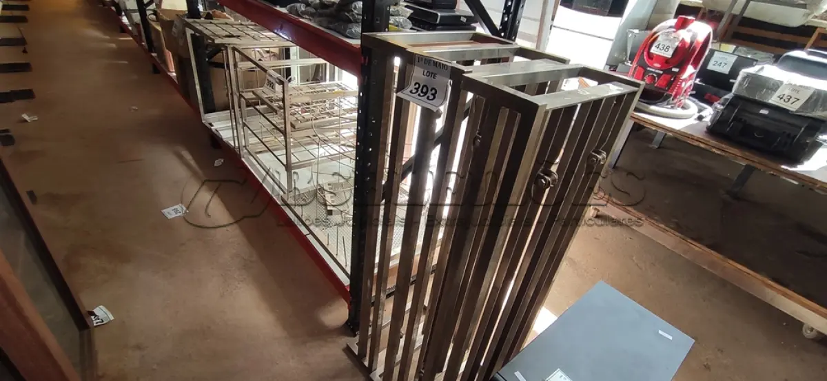 LOTE 393 - 03 SUPORTES PARA MÁQUINA DE LAVAR LOUÇA INDUSTRIAL EM INOX. (NO ESTADO) ATENÇÃO! FAZER A VISITAÇÃO ANTES DE ARREMATAR, NÃO SABEMOS SE FUNCIONA. LEILÃO NÃO TEM GARANTIA E NEM DEVOLUÇÃO, SUJEITO A POSSÍVEIS AVARIAS VISÍVEIS/OCULTAS E/OU AUSÊNCIA DE COMPONENTES.