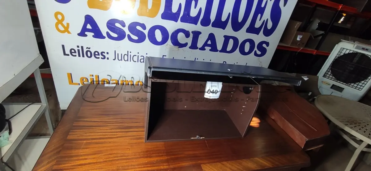 LOTE 040 - 01 ARMÁRIO SUSPENSO. (NO ESTADO EM QUE SE ENCONTRA. SUJEITO A AVARIAS OCULTAS/VISÍVEIS.)