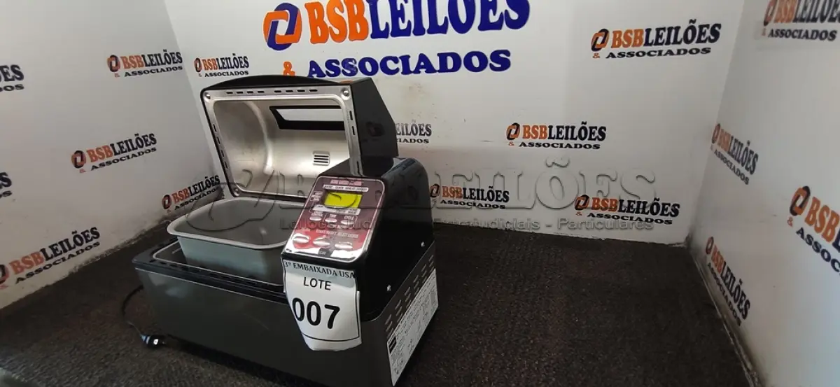 LOTE 007 - 01 MÁQUINA DE PÃO.  (BREAD MACHINE). (NO ESTADO EM QUE SE ENCONTRA. SUJEITO A AVARIAS OCULTAS/VISÍVEIS.) AV9685H