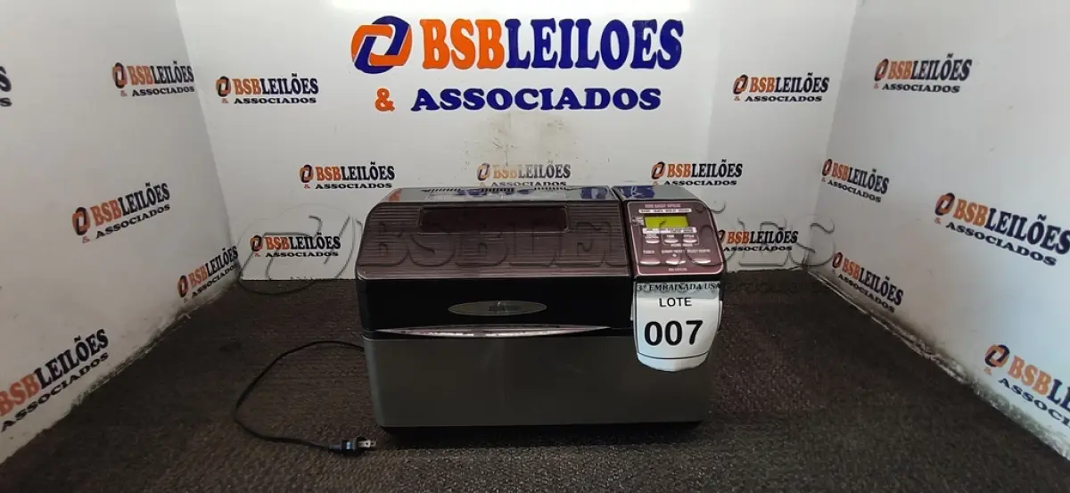 LOTE 007 - 01 MÁQUINA DE PÃO.  (BREAD MACHINE). (NO ESTADO EM QUE SE ENCONTRA. SUJEITO A AVARIAS OCULTAS/VISÍVEIS.) AV9685H