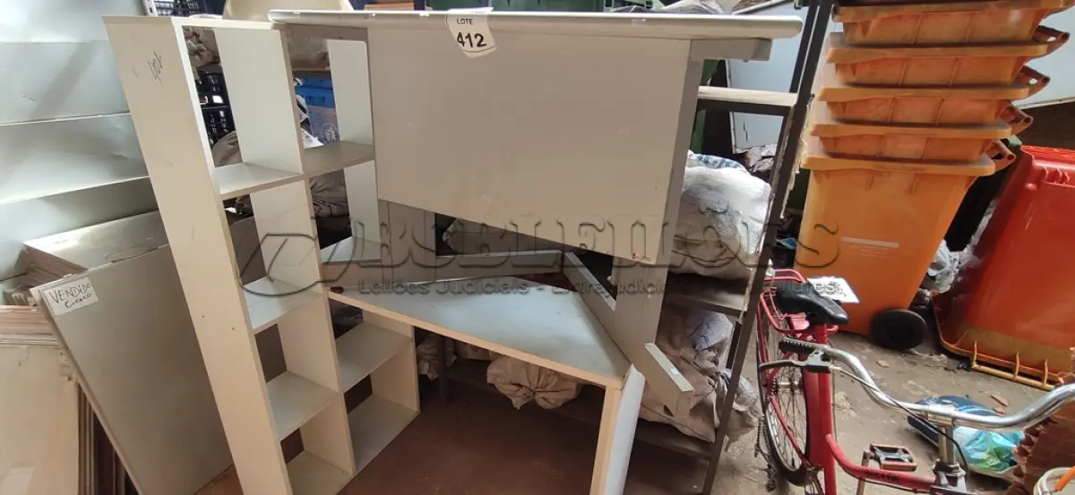 LOTE 412 - 01 MESA DE MADEIRA E 01 EXPOSITOR. (NO ESTADO) ATENÇÃO! FAZER A VISITAÇÃO ANTES DE ARREMATAR, NÃO SABEMOS SE FUNCIONA. LEILÃO NÃO TEM GARANTIA E NEM DEVOLUÇÃO, SUJEITO A POSSÍVEIS AVARIAS VISÍVEIS/OCULTAS E/OU AUSÊNCIA DE COMPONENTES.