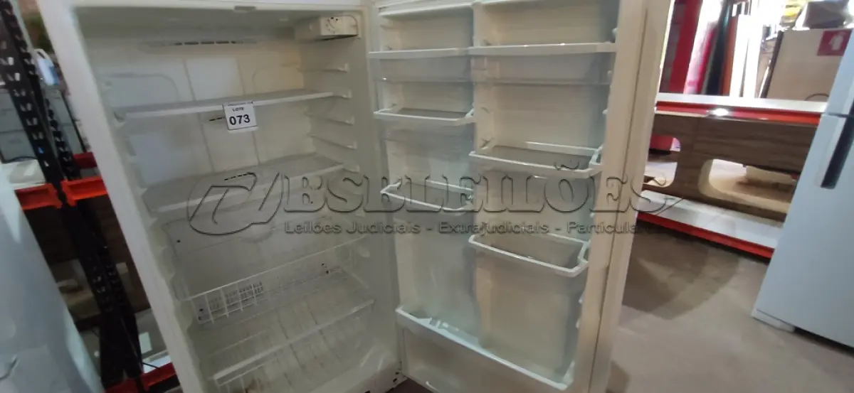 LOTE 073 - 01 REFRIGERATOR FREZER VERTICAL 110V. (NO ESTADO EM QUE SE ENCONTRA. SUJEITO A AVARIAS OCULTAS/VISÍVEIS.) AV9918K