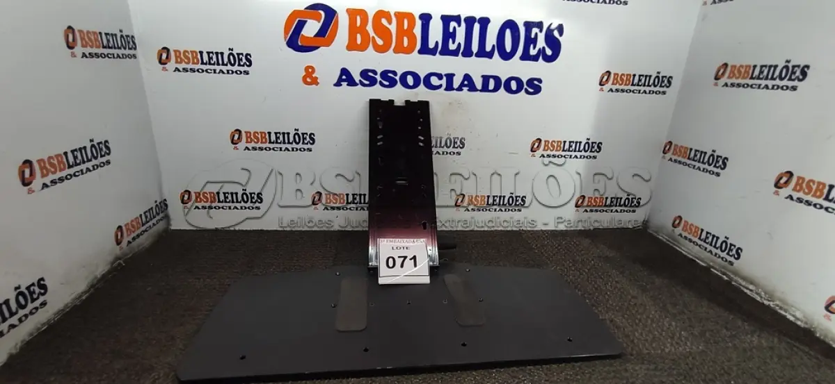 LOTE 071 - 01 SUPORTE PARA TECLADO. (NO ESTADO EM QUE SE ENCONTRA. SUJEITO A AVARIAS OCULTAS/VISÍVEIS.)