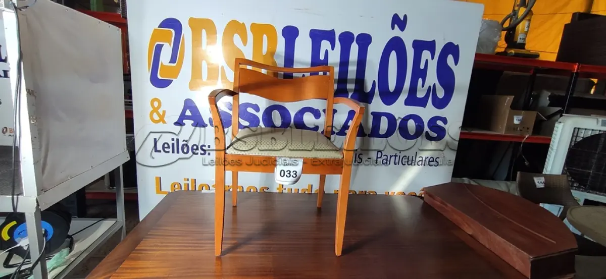 LOTE 033 - 01 CADEIRA EM MADEIRA CLARA. (NO ESTADO EM QUE SE ENCONTRA. SUJEITO A AVARIAS OCULTAS/VISÍVEIS.)
