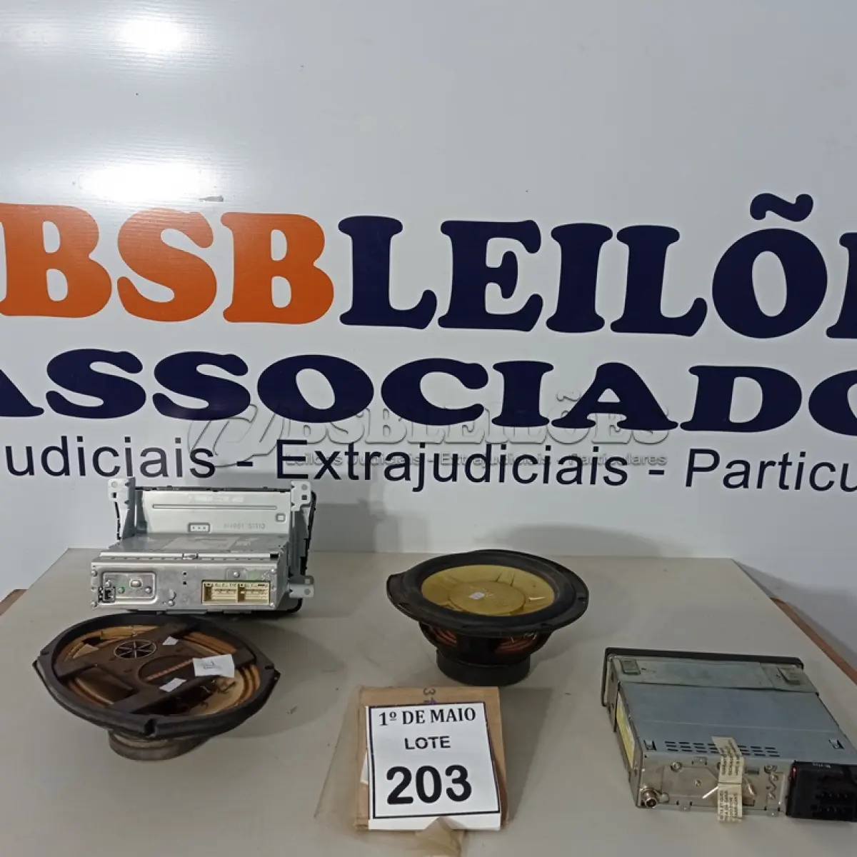 LOTE 203 - 01 RADIO AUTOMOTIVO, 01 SOM MULTIMÍDIA E 02 ALTO FALANTES. (NO ESTADO) ATENÇÃO! FAZER A VISITAÇÃO ANTES DE ARREMATAR, NÃO SABEMOS SE FUNCIONA. LEILÃO NÃO TEM GARANTIA E NEM DEVOLUÇÃO, SUJEITO A POSSÍVEIS AVARIAS VISÍVEIS/OCULTAS E/OU AUSÊNCIA DE COMPONENTES.