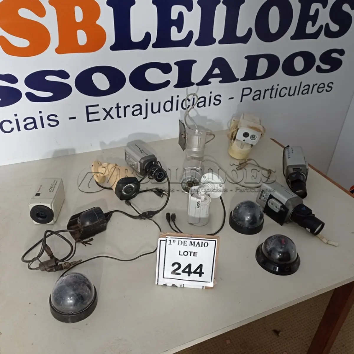 LOTE 244 - 01 LOTE C/VÁRIAS CÂMERAS DE SEGURANÇA MARCAS E MODELOS DIVERSOS. (NO ESTADO) ATENÇÃO! FAZER A VISITAÇÃO ANTES DE ARREMATAR, NÃO SABEMOS SE FUNCIONA. LEILÃO NÃO TEM GARANTIA E NEM DEVOLUÇÃO, SUJEITO A POSSÍVEIS AVARIAS VISÍVEIS/OCULTAS E/OU AUSÊNCIA DE COMPONENTES.