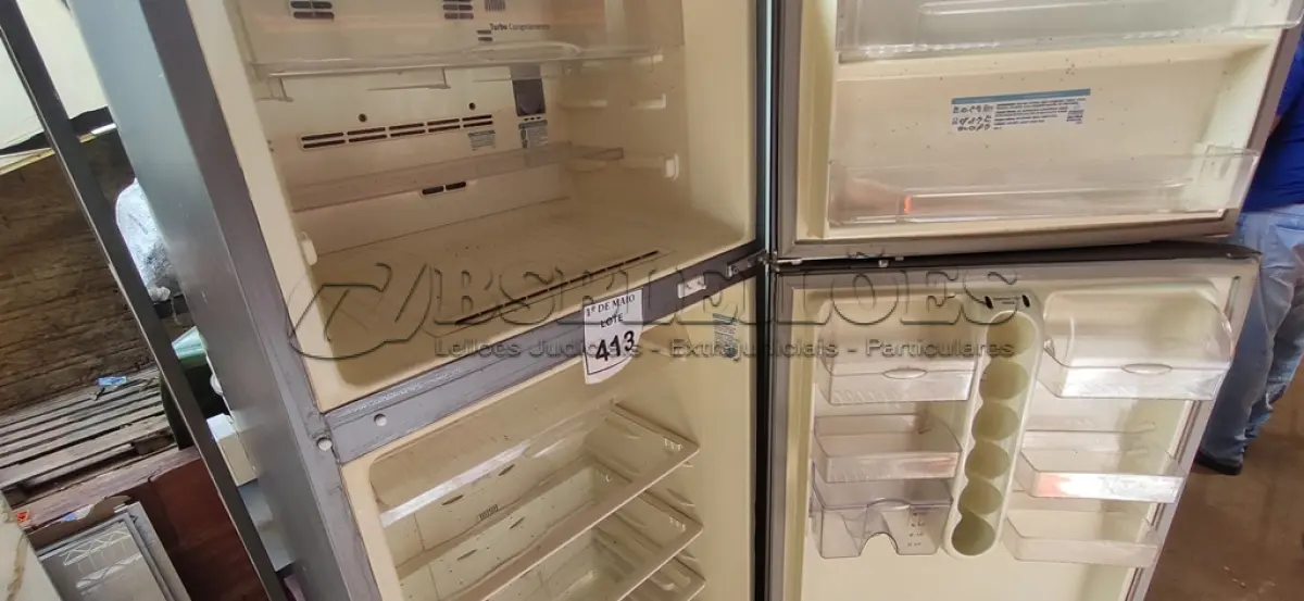LOTE 413 - 01 GELADEIRA MARCA ELECTROLUX 220V COM AVARIAS. (NO ESTADO) ATENÇÃO! FAZER A VISITAÇÃO ANTES DE ARREMATAR, NÃO SABEMOS SE FUNCIONA. LEILÃO NÃO TEM GARANTIA E NEM DEVOLUÇÃO, SUJEITO A POSSÍVEIS AVARIAS VISÍVEIS/OCULTAS E/OU AUSÊNCIA DE COMPONENTES.
