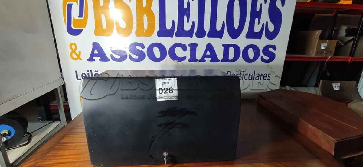 LOTE 028 - 01 ARMÁRIO SUSPENSO. (NO ESTADO EM QUE SE ENCONTRA. SUJEITO A AVARIAS OCULTAS/VISÍVEIS.)