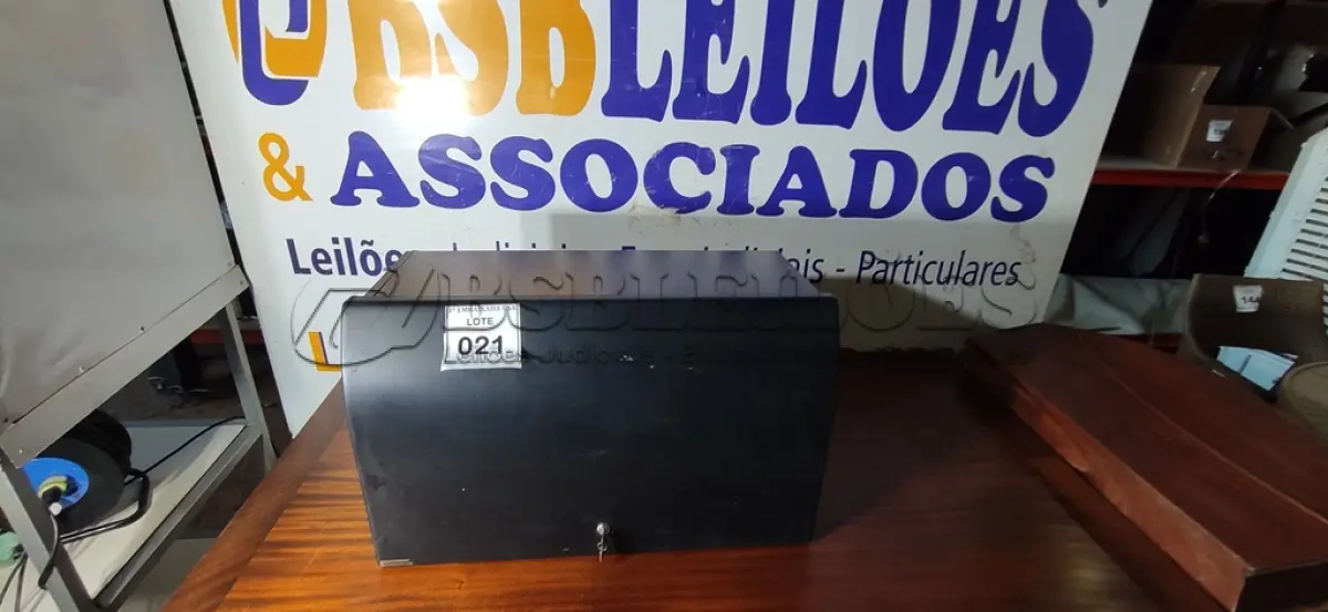 LOTE 021 - 01 ARMÁRIO SUSPENSO. (NO ESTADO EM QUE SE ENCONTRA. SUJEITO A AVARIAS OCULTAS/VISÍVEIS.)