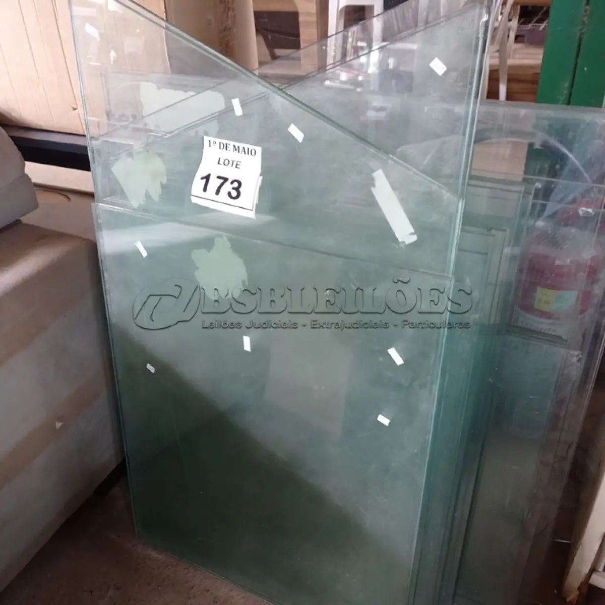 LOTE 173 - 01 LOTE COM VIDROS DIVERSOS. (NO ESTADO) ATENÇÃO! FAZER A VISITAÇÃO ANTES DE ARREMATAR, NÃO SABEMOS SE FUNCIONA. LEILÃO NÃO TEM GARANTIA E NEM DEVOLUÇÃO, SUJEITO A POSSÍVEIS AVARIAS VISÍVEIS/OCULTAS E/OU AUSÊNCIA DE COMPONENTES.