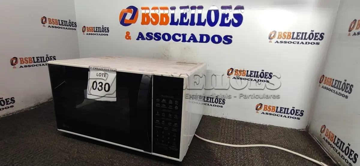 LOTE 030 - 01 MICRO-ONDAS LG 220V. (NO ESTADO EM QUE SE ENCONTRA. SUJEITO A AVARIAS OCULTAS/VISÍVEIS.) BH1501Y