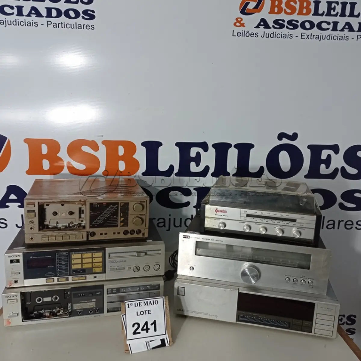 LOTE 241 - 02 TOCA FITAS, 01 TOCA DISCOS E APARELHOS ELETRÔNICOS DIVERSOS COM AVARIAS. (NO ESTADO) ATENÇÃO! FAZER A VISITAÇÃO ANTES DE ARREMATAR, NÃO SABEMOS SE FUNCIONA. LEILÃO NÃO TEM GARANTIA E NEM DEVOLUÇÃO, SUJEITO A POSSÍVEIS AVARIAS VISÍVEIS/OCULTAS E/OU AUSÊNCIA DE COMPONENTES.