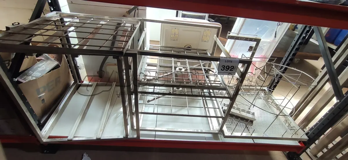 LOTE 392 - 03 GRADES EM INOX PARA LAVAS LOUÇAS INDUSTRIAIS. (NO ESTADO) ATENÇÃO! FAZER A VISITAÇÃO ANTES DE ARREMATAR, NÃO SABEMOS SE FUNCIONA. LEILÃO NÃO TEM GARANTIA E NEM DEVOLUÇÃO, SUJEITO A POSSÍVEIS AVARIAS VISÍVEIS/OCULTAS E/OU AUSÊNCIA DE COMPONENTES.