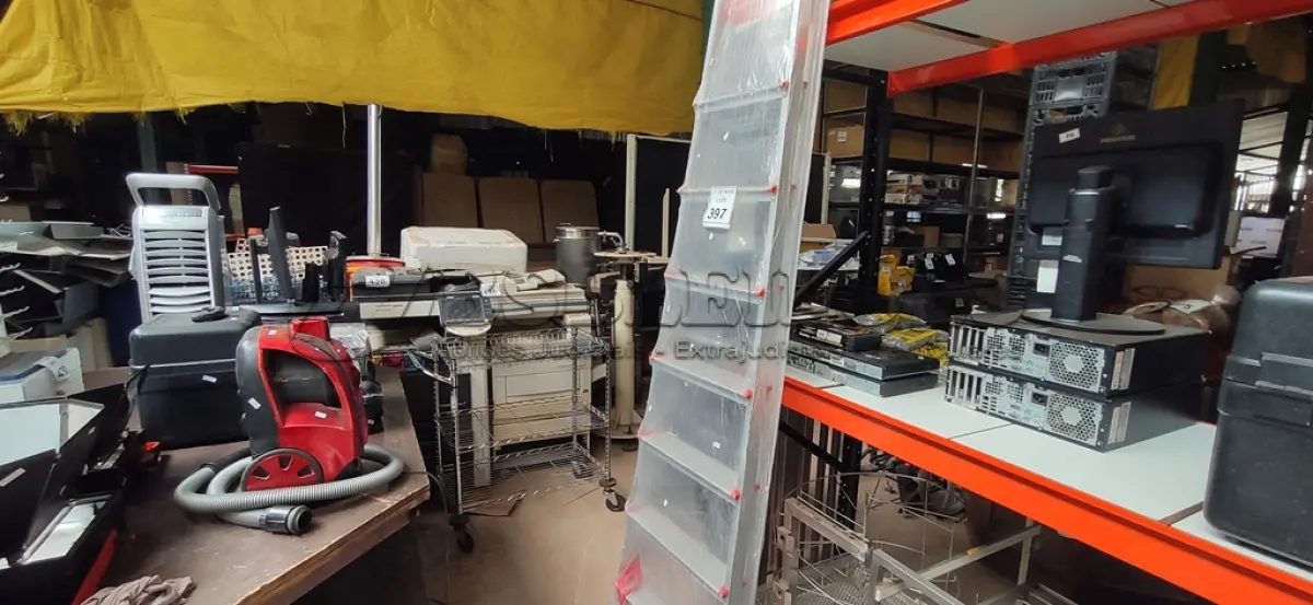 LOTE 397 - 01 ESCADA DE ALUMÍNIO C/09 DEGRAUS. (NO ESTADO) ATENÇÃO! FAZER A VISITAÇÃO ANTES DE ARREMATAR, NÃO SABEMOS SE FUNCIONA. LEILÃO NÃO TEM GARANTIA E NEM DEVOLUÇÃO, SUJEITO A POSSÍVEIS AVARIAS VISÍVEIS/OCULTAS E/OU AUSÊNCIA DE COMPONENTES.