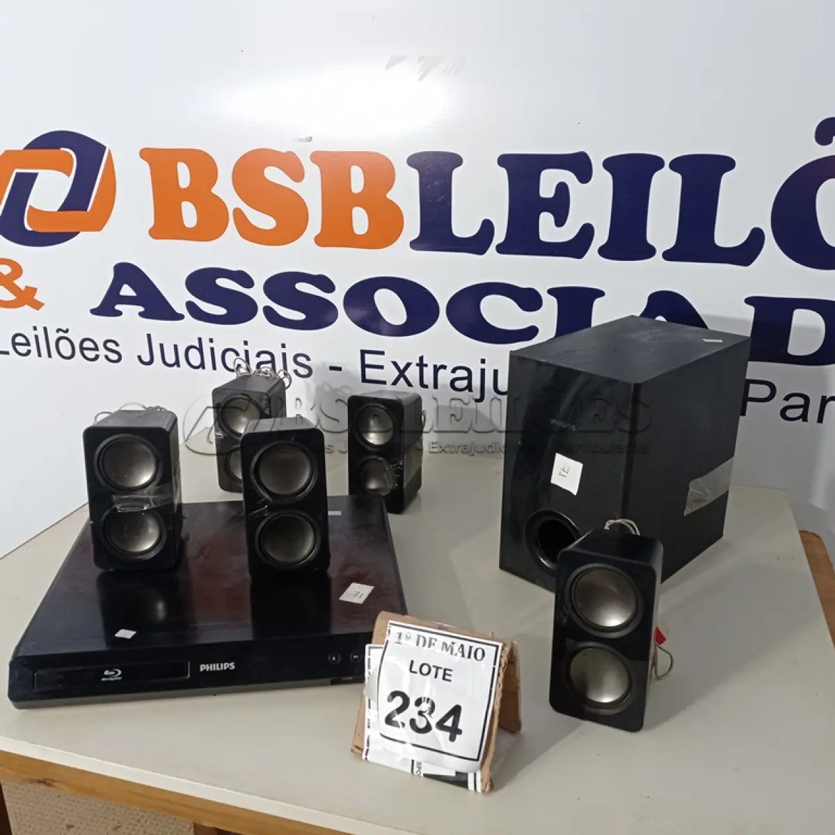 LOTE 234 - 01 HOME THEATER. (NO ESTADO) ATENÇÃO! FAZER A VISITAÇÃO ANTES DE ARREMATAR, NÃO SABEMOS SE FUNCIONA. LEILÃO NÃO TEM GARANTIA E NEM DEVOLUÇÃO, SUJEITO A POSSÍVEIS AVARIAS VISÍVEIS/OCULTAS E/OU AUSÊNCIA DE COMPONENTES.