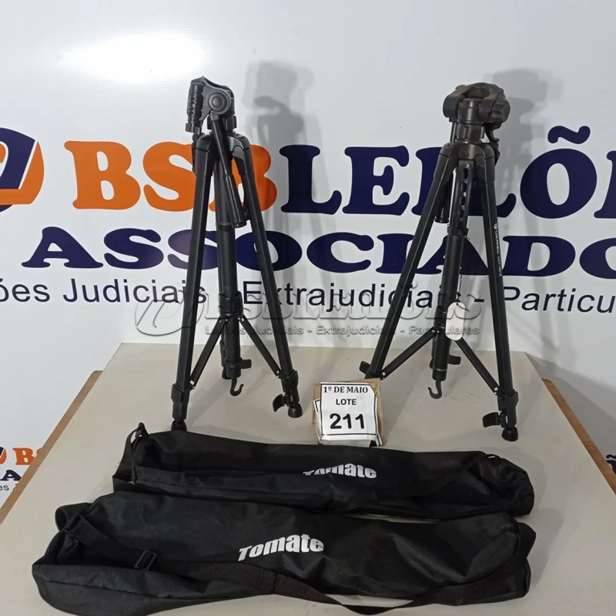 LOTE 211 - 02 TRIPÉS PARA CÂMERAS MARCA TOMATE. (NO ESTADO) ATENÇÃO! FAZER A VISITAÇÃO ANTES DE ARREMATAR, NÃO SABEMOS SE FUNCIONA. LEILÃO NÃO TEM GARANTIA E NEM DEVOLUÇÃO, SUJEITO A POSSÍVEIS AVARIAS VISÍVEIS/OCULTAS E/OU AUSÊNCIA DE COMPONENTES.