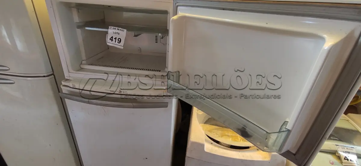 LOTE 419 - 01 GELADEIRA MARCA BRASTEMP 220V COM AVARIAS. (NO ESTADO) ATENÇÃO! FAZER A VISITAÇÃO ANTES DE ARREMATAR, NÃO SABEMOS SE FUNCIONA. LEILÃO NÃO TEM GARANTIA E NEM DEVOLUÇÃO, SUJEITO A POSSÍVEIS AVARIAS VISÍVEIS/OCULTAS E/OU AUSÊNCIA DE COMPONENTES.