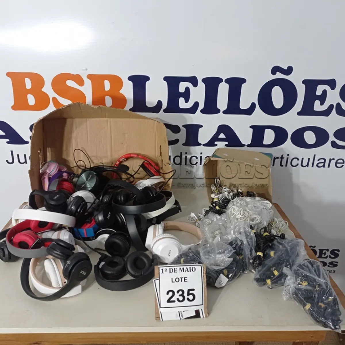 LOTE 235 - 01 LOTE COM FONES DE OUVIDO VARIADOS. (NO ESTADO) ATENÇÃO! FAZER A VISITAÇÃO ANTES DE ARREMATAR, NÃO SABEMOS SE FUNCIONA. LEILÃO NÃO TEM GARANTIA E NEM DEVOLUÇÃO, SUJEITO A POSSÍVEIS AVARIAS VISÍVEIS/OCULTAS E/OU AUSÊNCIA DE COMPONENTES.