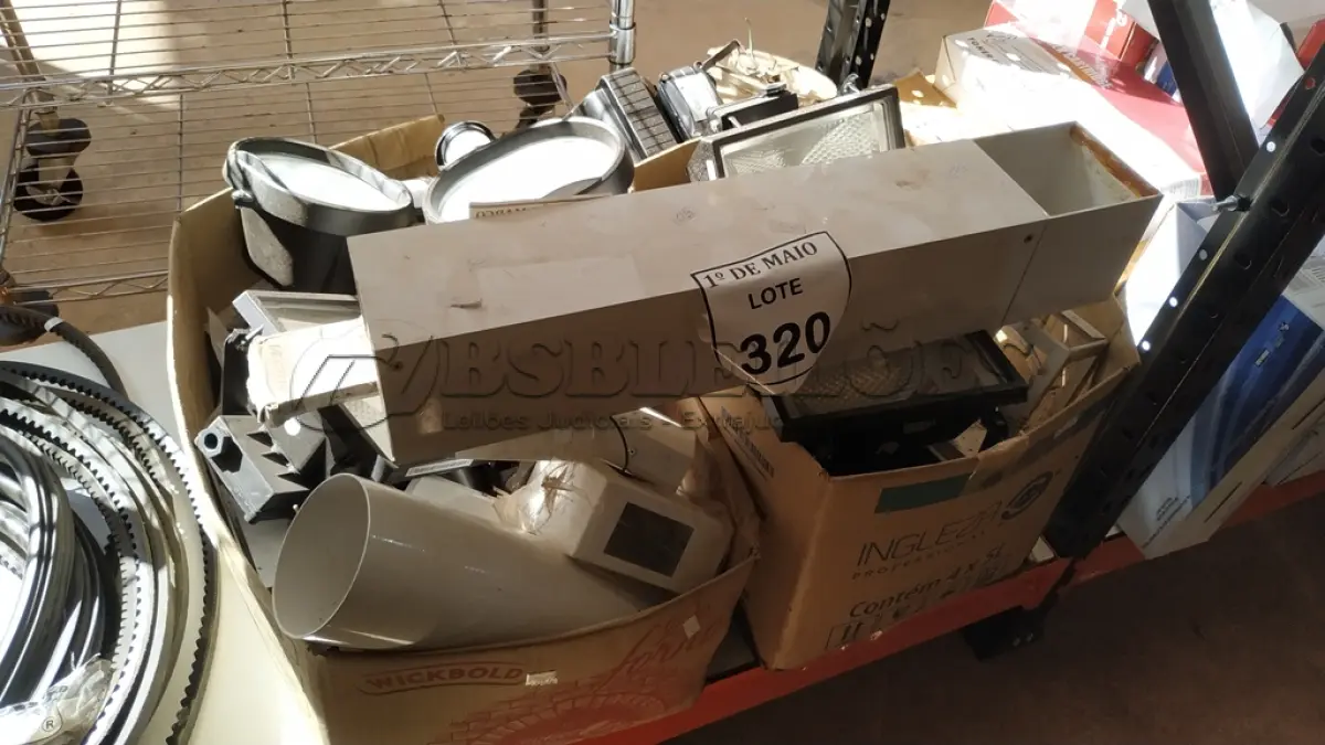 LOTE 320 - 01 LOTE COM LUMINÁRIAS DIVERSAS. (NO ESTADO) ATENÇÃO! FAZER A VISITAÇÃO ANTES DE ARREMATAR, NÃO SABEMOS SE FUNCIONA. LEILÃO NÃO TEM GARANTIA E NEM DEVOLUÇÃO, SUJEITO A POSSÍVEIS AVARIAS VISÍVEIS/OCULTAS E/OU AUSÊNCIA DE COMPONENTES.