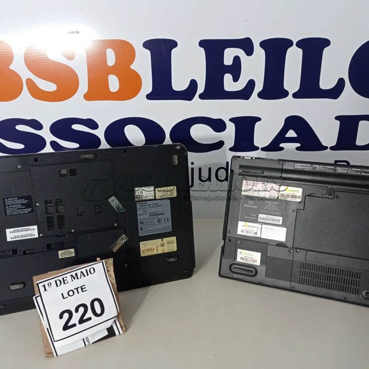 LOTE 220 - 02 NOTEBOOKS COM AVARIAS SEM FONTE, SENDO 01 TOSHIBA E 01 POSITIVO. (NO ESTADO) ATENÇÃO! FAZER A VISITAÇÃO ANTES DE ARREMATAR, NÃO SABEMOS SE FUNCIONA. LEILÃO NÃO TEM GARANTIA E NEM DEVOLUÇÃO, SUJEITO A POSSÍVEIS AVARIAS VISÍVEIS/OCULTAS E/OU AUSÊNCIA DE COMPONENTES.