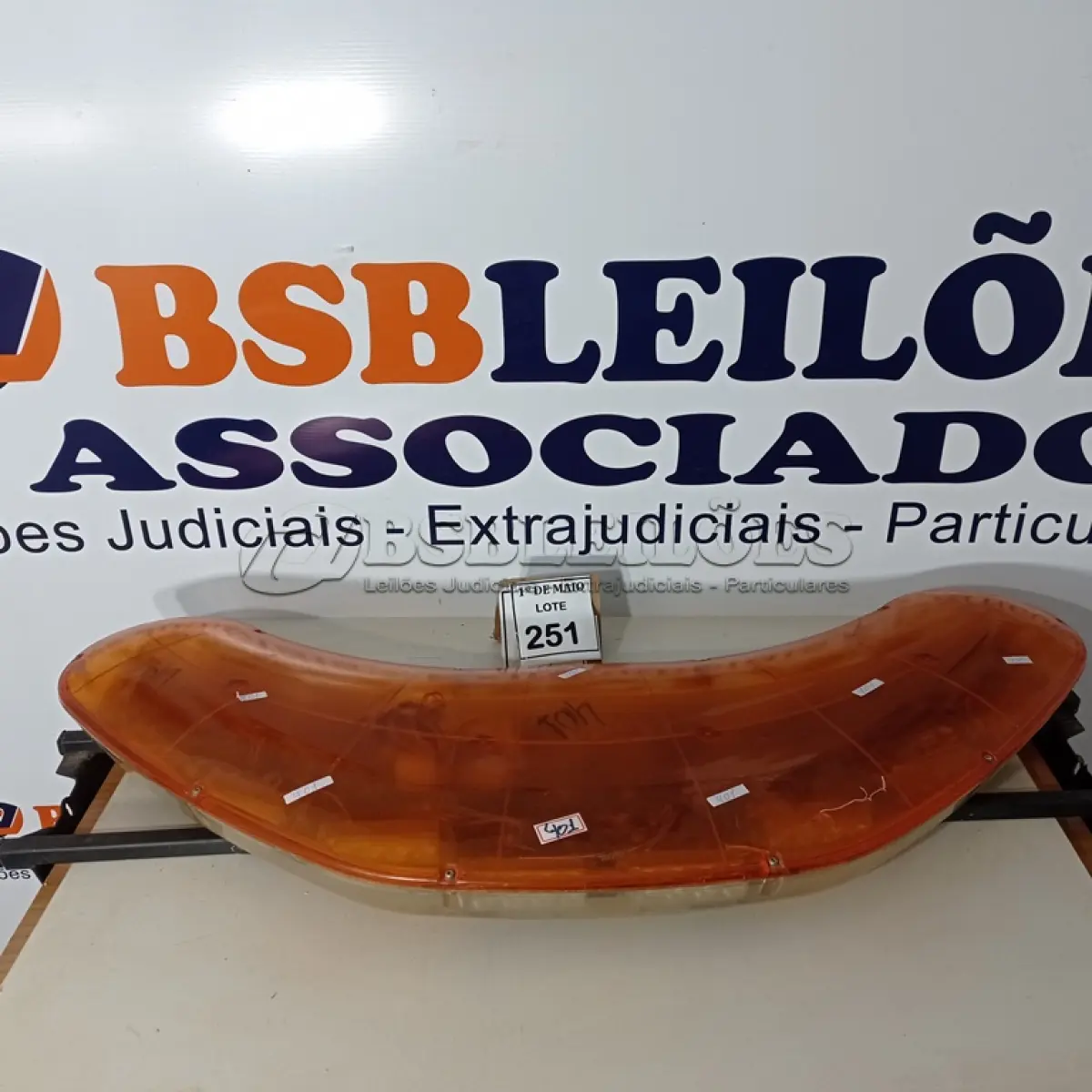 LOTE 251 - 01 SIRENE VEICULAR. (NO ESTADO) ATENÇÃO! FAZER A VISITAÇÃO ANTES DE ARREMATAR, NÃO SABEMOS SE FUNCIONA. LEILÃO NÃO TEM GARANTIA E NEM DEVOLUÇÃO, SUJEITO A POSSÍVEIS AVARIAS VISÍVEIS/OCULTAS E/OU AUSÊNCIA DE COMPONENTES.