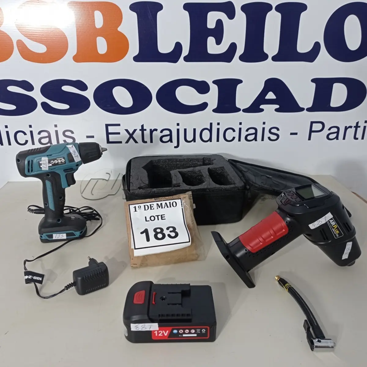 LOTE 183 - 01 COMPRESSOR DE AR A BATERIA AIR PLUS 12V COM CASE SEM FONTE E 01 PARAFUSADEIRA COM CARREGADOR 12V WESCO COM FONTE. (NO ESTADO) ATENÇÃO! FAZER A VISITAÇÃO ANTES DE ARREMATAR, NÃO SABEMOS SE FUNCIONA. LEILÃO NÃO TEM GARANTIA E NEM DEVOLUÇÃO, SUJEITO A POSSÍVEIS AVARIAS VISÍVEIS/OCULTAS E/OU AUSÊNCIA DE COMPONENTES.