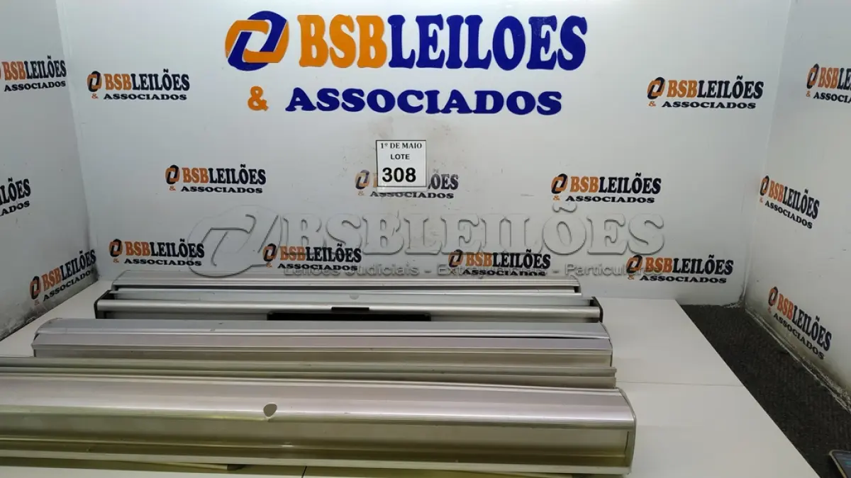 LOTE 308 - 04 PAINÉIS DE PROPAGANDA EM ALUMÍNIO. (NO ESTADO) ATENÇÃO! FAZER A VISITAÇÃO ANTES DE ARREMATAR, NÃO SABEMOS SE FUNCIONA. LEILÃO NÃO TEM GARANTIA E NEM DEVOLUÇÃO, SUJEITO A POSSÍVEIS AVARIAS VISÍVEIS/OCULTAS E/OU AUSÊNCIA DE COMPONENTES.