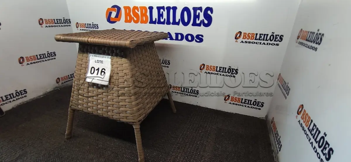 LOTE 016 - 01 MESA DE CANTO DE JARDIM. (NO ESTADO EM QUE SE ENCONTRA. SUJEITO A AVARIAS OCULTAS/VISÍVEIS.) BH1523L